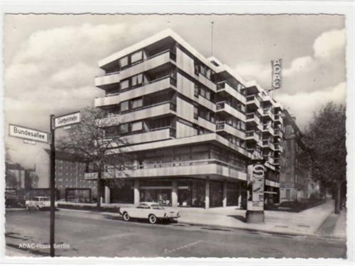Berlin Wilmersdorf mit ADAC - Haus Berlin ungelaufen Kleines Loch oben links, leichter Bug unten links, sonst gut erhalten