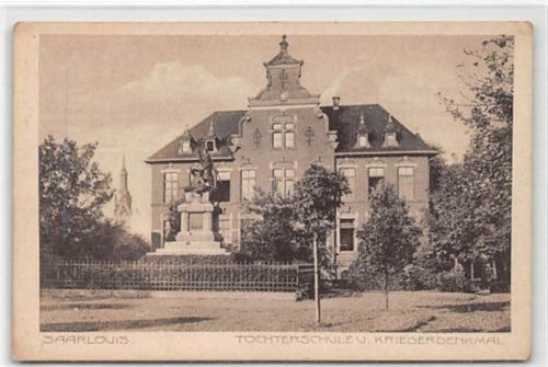 Saarlouis Saarlouis. Töchterschule Kriegerdenkmal ungelaufen Leicht bügig, leichte Eckabschürfungen, leicht fleckig, sonst gut erhalten