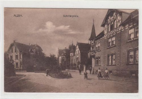 Alzey Alzey. Schillerplatz. Karte beschrieben Handschriftliches Datum von 1918. leichte Eckabschürfungen, sonst gut erhalten