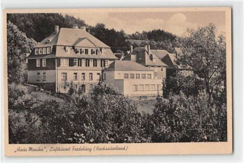 Schmallenberg Fredeburg im Hochsauerland. Haus Monika ungelaufen kleiner Knick oben links, sonst gut erhalten