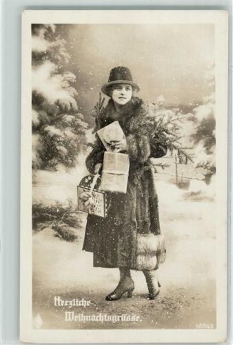 Frau mit Tannenzweig, Weihnachtspakete , Weihnachten