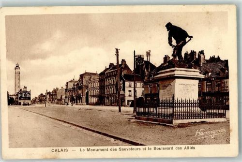 Calais le Monument des Sauveteurs et le Boulevard des Allies Leuchtturm