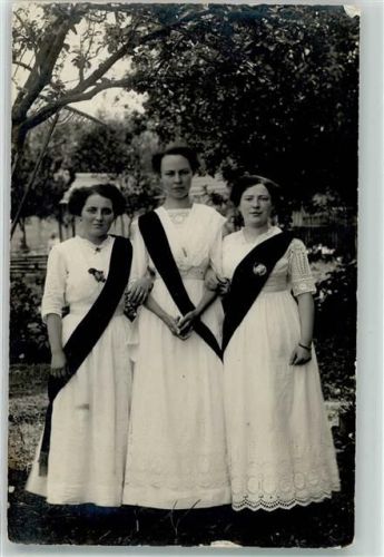 Leonberg Drei Frauen mit Schärpe Ort lt. Fotograf