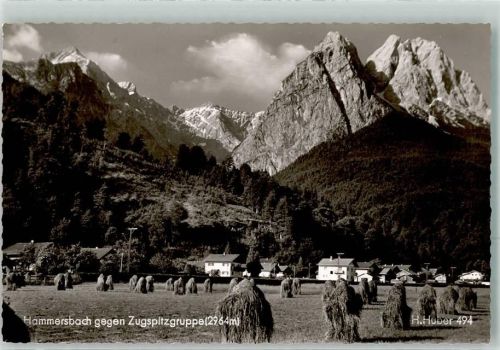 Hammersbach im Vordergrund Heuschober mit Zugspitzgruppe