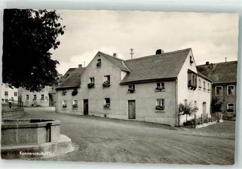 95692 W8591 Konnersreuth , Oberpf Foto AK Dorfstraße mit Brunnen