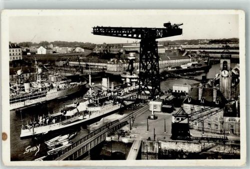 Brest Entree de l Arsenal Hafen Kran Uhr Schiff