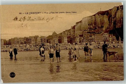 Le Treport Vue prise les pieds dans l eau Frau Mann Hund Kinder