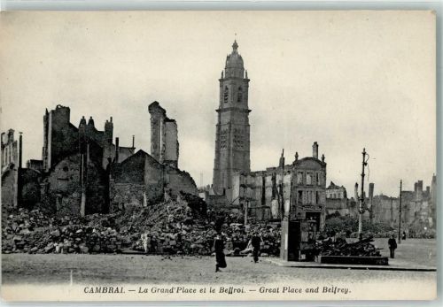 Cambrai La Grand` Place et le Beffroi Ruinen