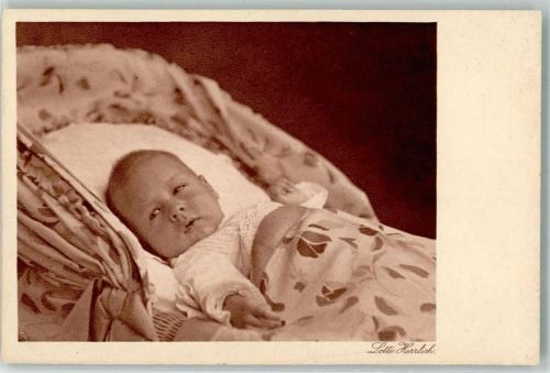 Fotografie eines Babys im Bettchen Nesthäkchen Serie 41 Verlag Waldemar Heldt