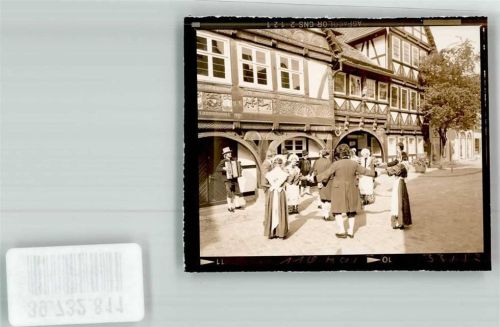 Schwalenberg Volkstanz in Tracht mit Ziehharmonika vor dem Rathaus Foto Original aus Archiv eines Ansichtskartenverlags Ort handschriftlich