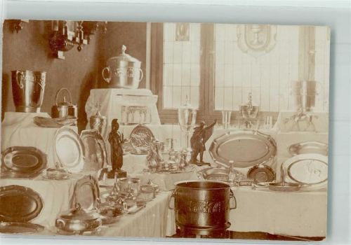 Geschirr aus Silber Tabletts Sektkühler Pokale Schalen kleine Skulpturen