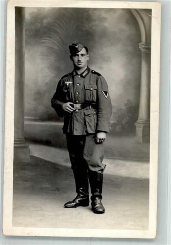 Ein Gefreiter der Wehrmacht Fotostudioaufnahme Privatfoto AK