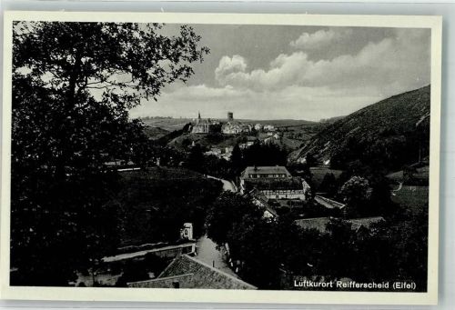 Reifferscheid mit Kirche St. Matthias und Burg Reifferscheid