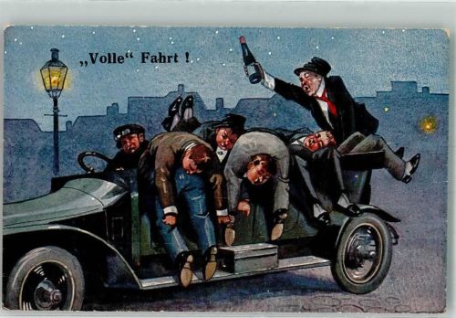 Betrunkene Männer stapeln sich nächtens im Oldtimer Trinker