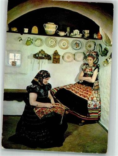 Frauen in Volkstracht aus Mezökövesd Fotograf Bakonyi Bela