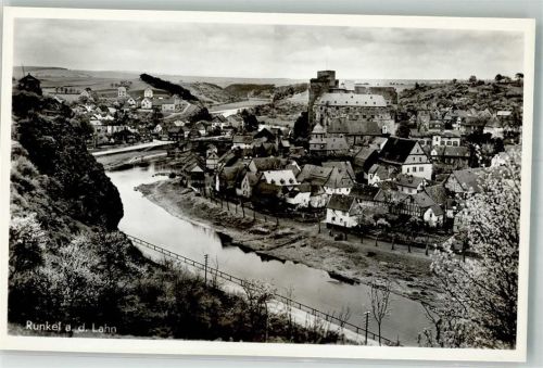Runkel mit Burgruine Runkel über den Dächern der Altstadt
