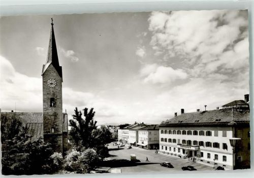 Holzkirchen Marktplatz mit St. Laurentius Kirche und Gasthaus Oberbräu
