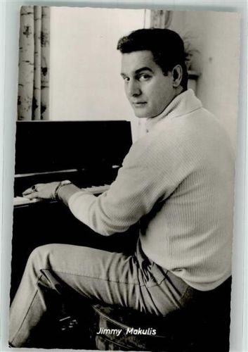 Portrait des Sängers Jimmy Makulis am Klavier