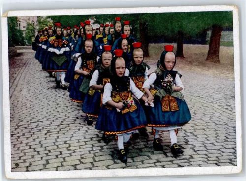 Stadtallendorf Schwälmer Kinder im Festschmuck auf der Kirmes Hessische Tracht