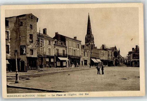 Mirebeau La Place et l Eglise