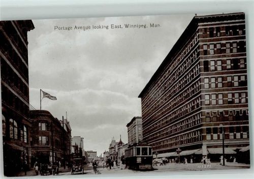Winnipeg Portage Avenue looking East Autos Straßenbahn Tram Fahne