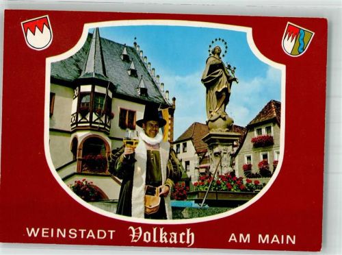 Volkach Volkacher Ratsherr in historischer Kostümierung neben dem Marktbrunnen