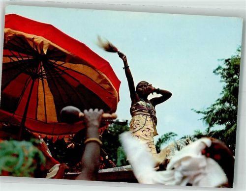 Accra Tracht Tänzerin