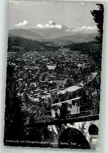 Innsbruck Hungerburgbahn oberhalb der Stadt mit Serles