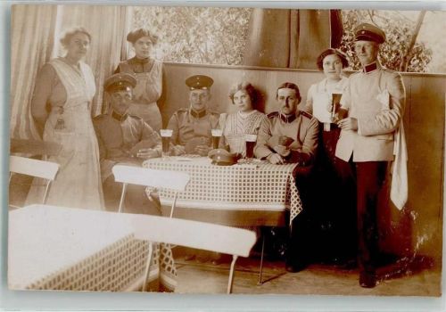 Döbritz Landser in Uniform in Damenbegleitung bei Tische Ort lt. Stempel