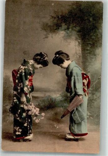 Frauen im Kimono Reißnagellöcher