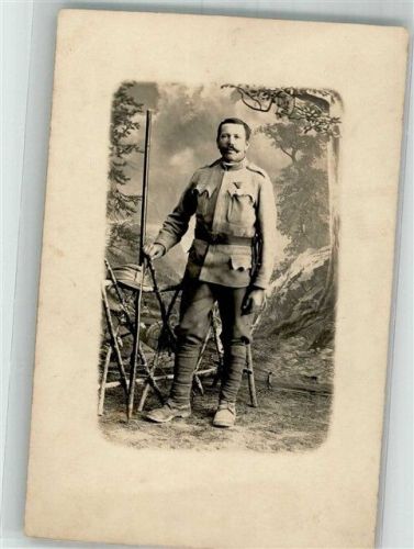 1916 Landser in Uniform im Fotostudio WK I