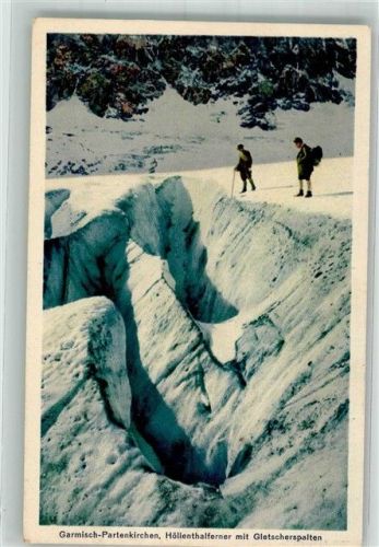 Garmisch-Partenkirchen Höllenthalferner mit Gletscherspalte Bergwanderer