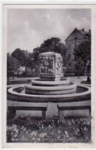 Meerane mit Weberbrunnen und Krankenhaus gelaufen von 1940. Leichter Stempeldurchdruck, am Rand unten stark fleckig, leicht stockfleckig, sonst gut erhalten