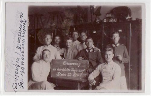 Berlin Schöneberg mit Soldaten, Erinnerungsfoto an die letzten Tage auf der Stube 55. Res. Leicht bügig, leicht fleckig, sonst gut erhalten