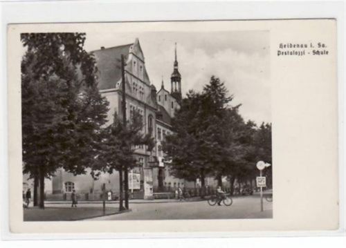 Heidenau Heidenau mit Pestalozzi - Schule gelaufen von 1962. Leichter Stempeldurchdruck, leicht bügig, sonst gut erhalten.