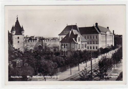 Fotokarte von Wiener Neustadt. Reckturm Gymnasium gelaufen am 27.11.1942. Linke Seite leicht bügig, sonst gut erhalten.
