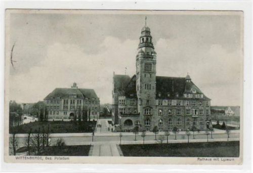 Wittenberge mit Rathaus und Lyzeum gelaufen von 1931. Leichte Stempelspuren, kleiner Knick oben rechts und unten links und rechts, Rückseite fleckig, sonst gut erhalten.