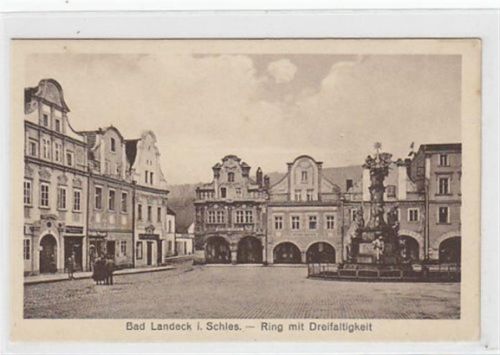 Bad Landeck Bad Landeck in Schlesien - Ladek-Zdrój / Kreis Habelschwerdt - Bystrzyca Klodzka. Ring mit Dreifaltigkeit und verschiedenen Geschäften ungelaufen Leicht stockfleckig, sonst gut erhalten