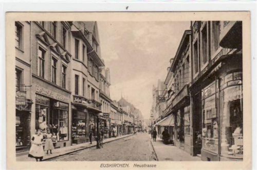 Euskirchen mit Geschäften in der Neustraße. Feldpost, mit Stempel von 1918. Leichter Bug unten rechts und links, sonst gut erhalten