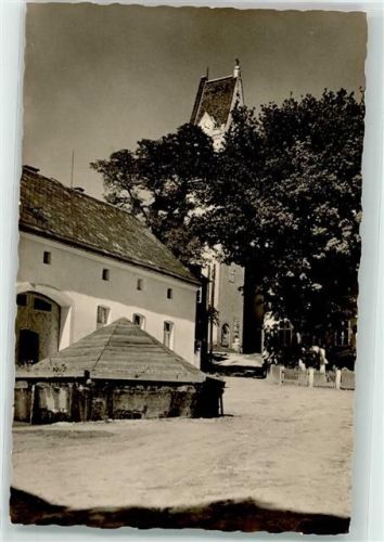Schönberg Dorfbrunnen mit Blick zur Kirche am Kapellenberg
