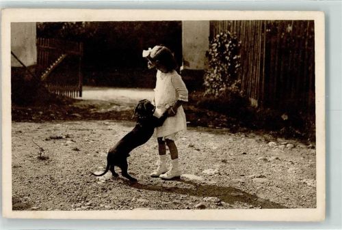 Prinzessin Victoria Luise als Kind Dackel