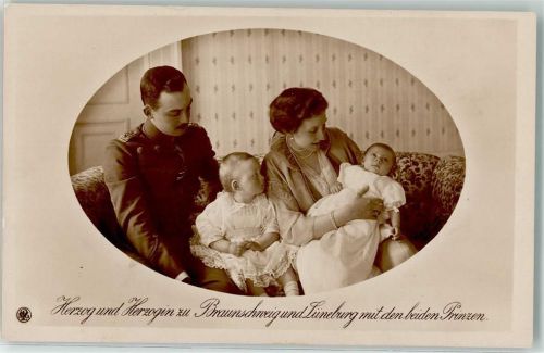 Herzog und Herzogin zu Braunschweig und Lüneburg mit den beiden Prinzen Kriegshilfe 1915