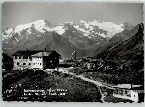 Starkenburger Hütte 2229 m Fahne Schnee Winter Berge Stubaier Alpen Tirol