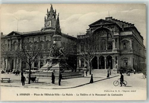 Avignon Place de l Hotel de Ville La Mairie Le Theatre Monument du Centenaire Fahrrad Denkmal Uhr Theater
