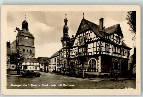 Harzgerode Marktplatz mit Rathaus Oldtimer