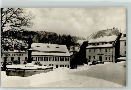 Lauenstein Marktplatz mit Falknerbrunnen im Schnee
