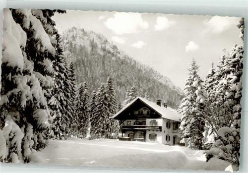 Neuhaus Europäisches Erholungs- und Ferienheim der ASEP im Schnee