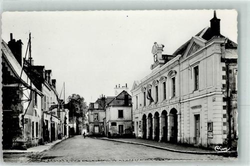 Vernou-sur-Brenne la Rue Anatole France u. Rathaus