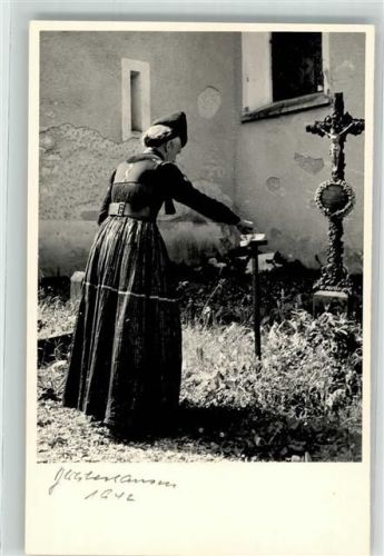 handsigniertes Foto Friedhof Tracht