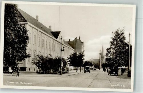 Trondheim Munkegaten Auto Oldtimer Kirche